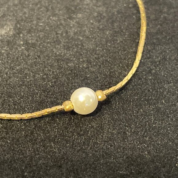 Gold Tone Bracelet with 3 Faux Pearls Elegant 7 inch Lobster Clasp - Picture 4 of 7